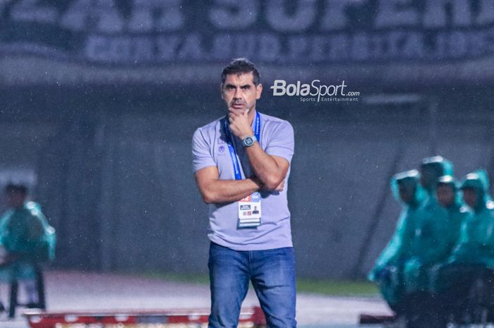 Pelatih Persita Tangerang, Luis Edmundo, sedang memantau para pemainnya bertanding dalam laga pekan kedua Liga 1 2023 di Stadion Indomilk Arena, Tangerang, Banten, Minggu (9/7/2023) malam.