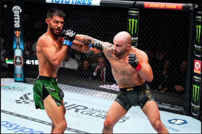 Alexander Volkanovski bertarung dengan luar biasa kala berbagi oktagon dengan Yair Rodriguez di UFC 290
