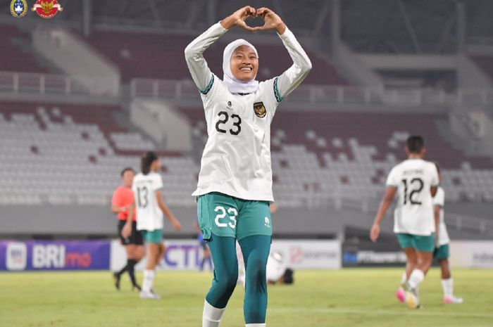 Ayunda Anggraini selebrasi gol Timnas U-19 Wanita Indonesia melawan Kamboja dalam Piala AFF U-19 Wanita 2023 di Palembang, Minggu (9/7/2023) malam WIB. 
