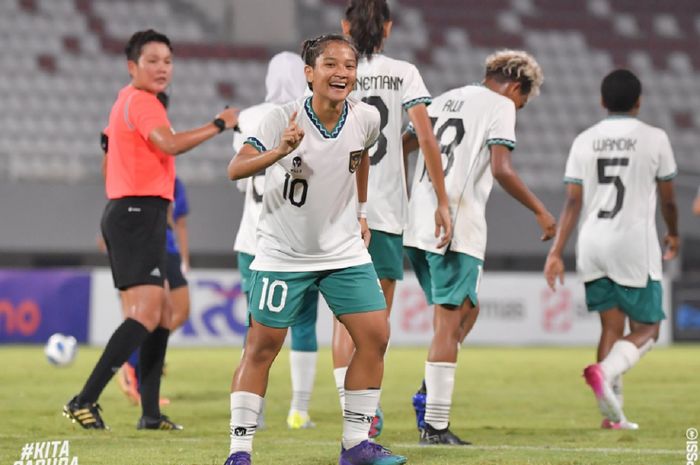 Pemain Timnas U-19 Wanita Indonesia, Sheva Imut, melakukan selebrasi usai mencetak gol ke gawang Kamboja di Piala AFF U-19 Wanita 2023.