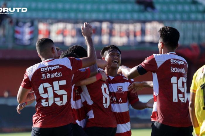 Para pemain Madura United saat selebrasi seusai mencetak gol ke gawang Persik Kediri di Stadion Gelora Madura Ratu Pamelingan, Pamekasan, Minggu (9/7/2023).