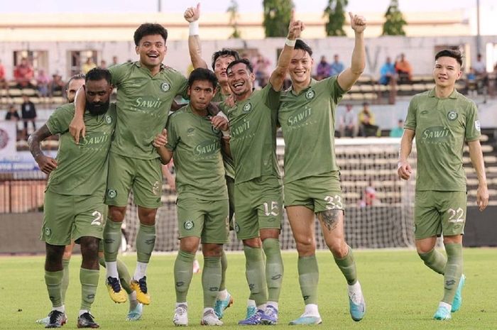 Pemain Timnas Indonesia Saddil Ramdani (kedua dari kiri) selebrasi gol bersama rekan-rekannya di Sabah FC saat melawan Kuching FA dalam Liga Super Malaysia, 8 Juli 2023.