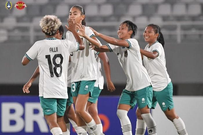 Pemain timnas U-19 Wanita Indonesia, Claudia Scheumann mencetak gol ke gawang Kamboja pada babak penyisihan Grup A Piala AFF U-19 Wanita 2023.