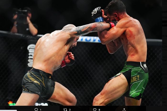 Juara kelas bulu UFC, Alexander Volkanovski, melepaskan pukulan ke wajah Yair Rodriguez pada sajian main event UFC 290 yang digelar di T-Mobile Arena, Las Vegas, Amerika Serikat, Sabtu, 8 Juli 2023, Malam waktu setempat