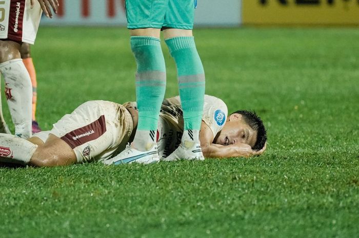 Pemain Bali United, Elias Dolah tersungkur di lapangan usai terkena tendangan pemain Borneo FC.