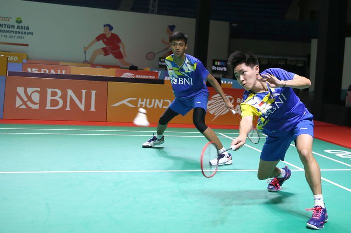 Pasangan ganda putra Muhammad Al Farizi/Nikolaus Joaquin pada partai keempat penentuan juara grup kontra China pada Kejuaraan Asia Junior 2023 di GOR Amongrogo, Yogyakarta, Minggu (9/7/2023).