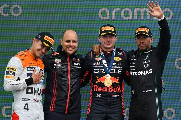 Pemenang lomba Max Verstappen (ketiga dari kiri) bersama runner-up Lando Norris (paling kiri) dan peringkat ketiga Lewis Hamilton (paling kanan) di atas podium setelah balapan F1 GP Inggris di Sirkuit Silverstone, Inggris, 9 Juli 2023.