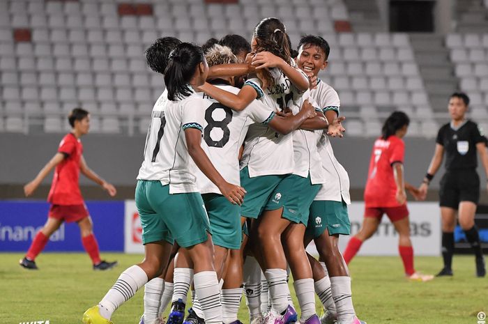 Selebrasi para pemain Timnas U-19 Wanita Indonesia usai mencetak gol ke gawang Laos di Piala AFF U-19 Wanita 2023.