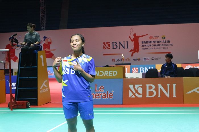 Tunggal putri Indonesia, Mutiara Ayu Puspitasari usai memenangi partai kedua final Kejuaraan Asia Junior 2023 melawan juara dunia 2022, Tomoka Miyazaki