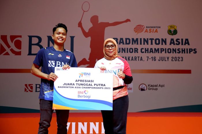 Pebulu tangkis tunggal putra Indonesia, Anthony Sinisuka Ginting, menerima penghargaan setelah menjadi juara pada Kejuaraan Asia 2023. Acara digelar di GOR Among Raga, Yogyakarta, Selasa (11/7/2023).