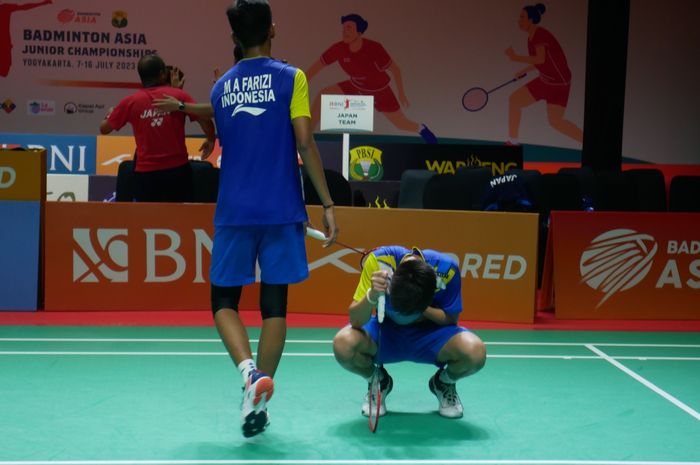 Pasangan ganda putra Muhammad Al Farizi/Nikolaus Joaquin bereaksi setelah kalah pada partai penentuan nomor beregu Kejuaraan Asia Junior 2023 melawan Jepang di GOR Among Raga, Yogyakarta, Selasa (11/7/2023).