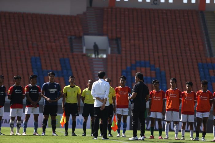 Presiden RI Joko Widodo dan pelatih timnas U-17 Indonesia, Bima Sakti.