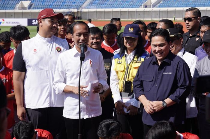 Presiden RI, Joko Widodo alias Jokowi bersama Ketua Umum PSSI, Erick Thohir dalam kunjungan proses seleksi timnas U-17 Indonesia di Stadion Si Jalak Harupat, Kabupaten Bandung, Jawa Barat, Rabu (12/7/2023).