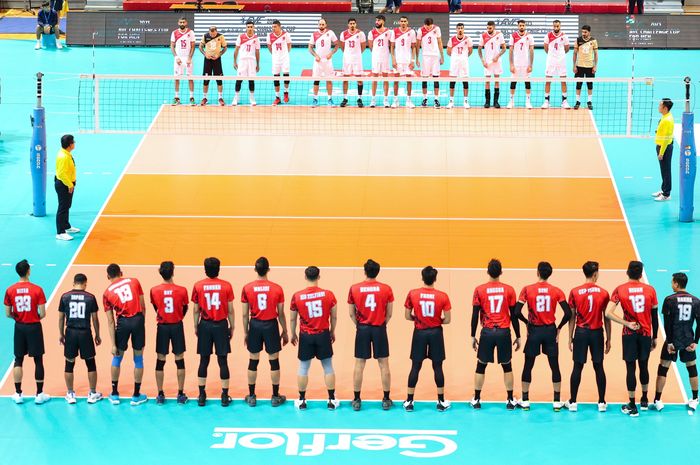 Pemain timnas voli Indonesia (jersey merah) berhadapan dengan Bahrain pada babak penyisihan grup AVC Challenge Cup 2023 di University of Taipei, Taipei, Taiwan, 10 Juli 2023.