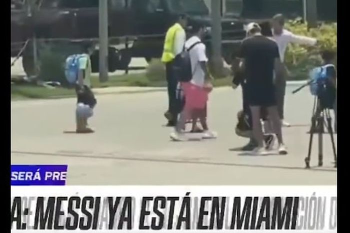 Lionel Messi (celana pink) tiba di South Florida, Selasa (11/7/2023), bersama keluarganya jelang peresmian kepindahan ke Inter Miami.