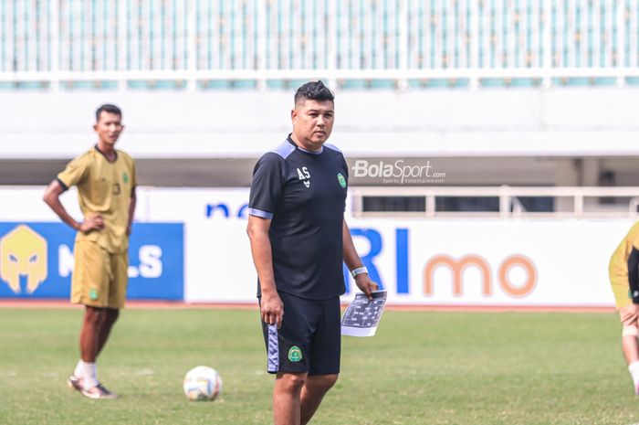 Pelatih Persikabo 1973, Aidil Sharin Bin Sahak, sedang memantau para pemainnya berlatih di Stadion Pakansari, Bogor, Jawa Barat, Kamis (13/7/2023) sore.