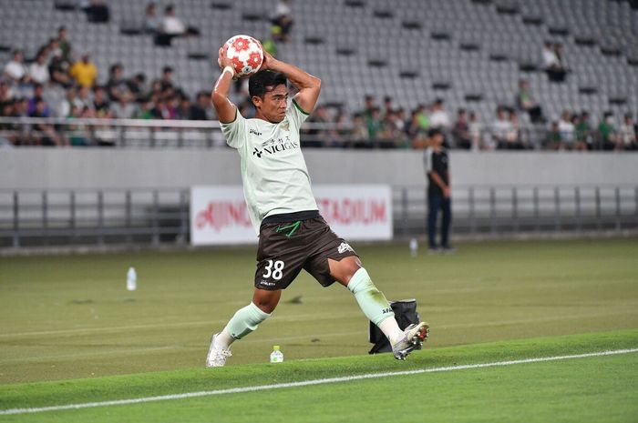 Bek kiri Timnas Indonesia, Pratama Arhan saat tampil untuk Tokyo Verdy pada babak ketiga Piala Kaisar 2023 lawan Tokyo FC