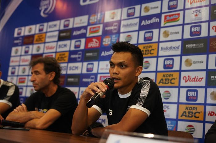 Pemain Persib Bandung, Rachmat Irianto, saat memberikan keterangan kepada media jelang duel melawan Dewa United pada laga pekan ketiga Liga 1 2023/2024, Kamis (13/7).