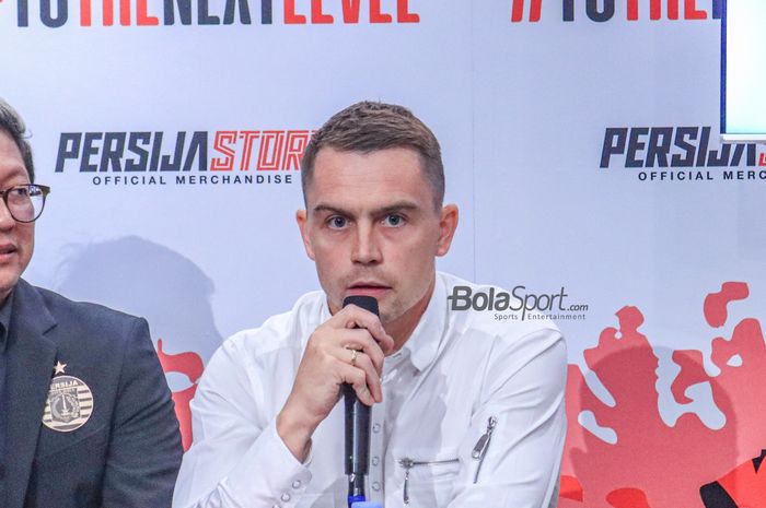 Pemain baru Persija Jakarta, Maciej Gajos, sedang memberika keterangan kepada awak media dalam acara pengenalannya di Persija Store, Kuningan, Jakarta, Jumat (14/7/2023).