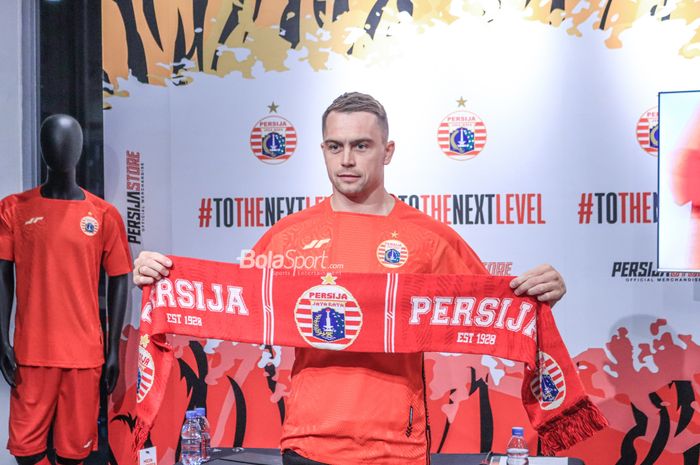 Pemain baru Persija Jakarta, Maciej Gajos, sedang berpose foto dalam acara pengenalannya di Persija Store, Kuningan, Jakarta, Jumat (14/7/2023).