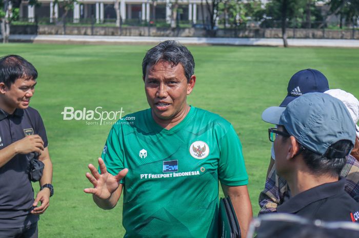 Pelatih timnas U-17 Indonesia, Bima Sakti, sedang memberikan keterangan kepada awak media di Lapangan A, Senayan, Jakarta, Sabtu (15/7/2023).