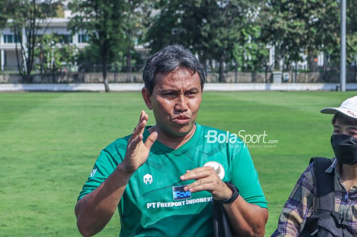 Pelatih timnas U-17 Indonesia, Bima Sakti, sedang memberikan keterangan kepada awak media di Lapangan A, Senayan, Jakarta, Sabtu (15/7/2023).