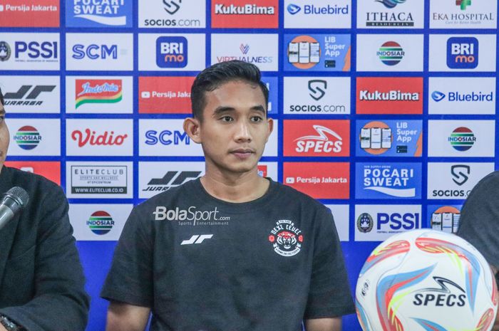 Bek Persija Jakarta, Rizky Ridho, saat hadir dalam sesi jumpa pers di Stadion Patriot Candrabhaga, Bekasi, Jawa Barat, Sabtu (15/7/2023).