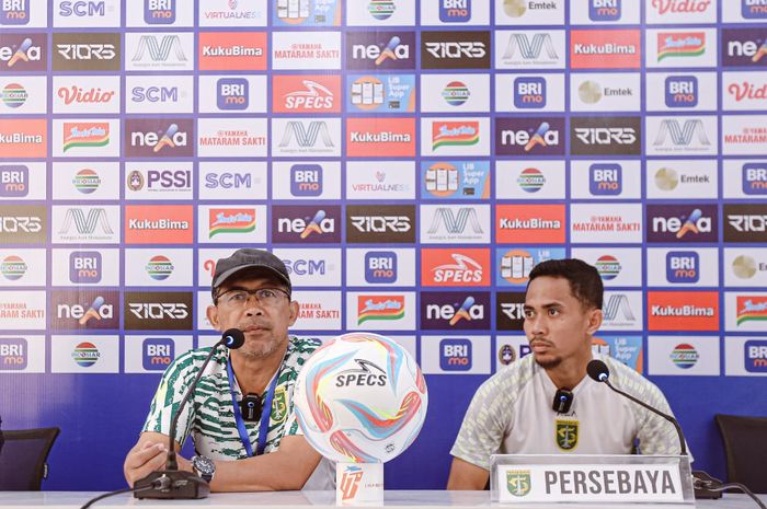 Pelatih Persebaya Surabaya, Aji Santoso, dan Kapten Persebaya, Reva Adi Utama pada konferensi pers jelang pertandingan lawan PSIS Semarang