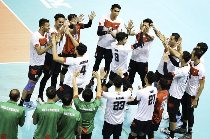 Tim voli putra Indonesia pada laga perebutan peringkat kelima AVC Challenge Cup 2023 melawan Australia di di Hall 1 University of Taipei, Taiwan, Sabtu (15/7/2023).