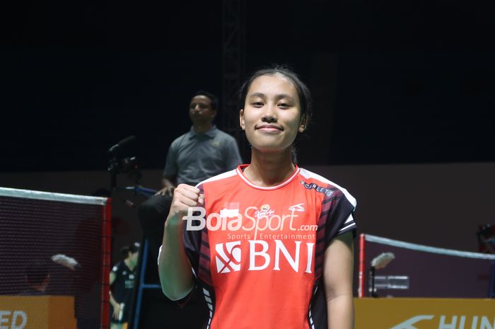 Tunggal putri Indonesia, Mutiara Ayu Puspitasari, merayakan kemenangannya pada semifinal Kejuaraan Asia Junior 2023 di GOR Amongrogo, Yogyakarta, 15 Juli 2023.