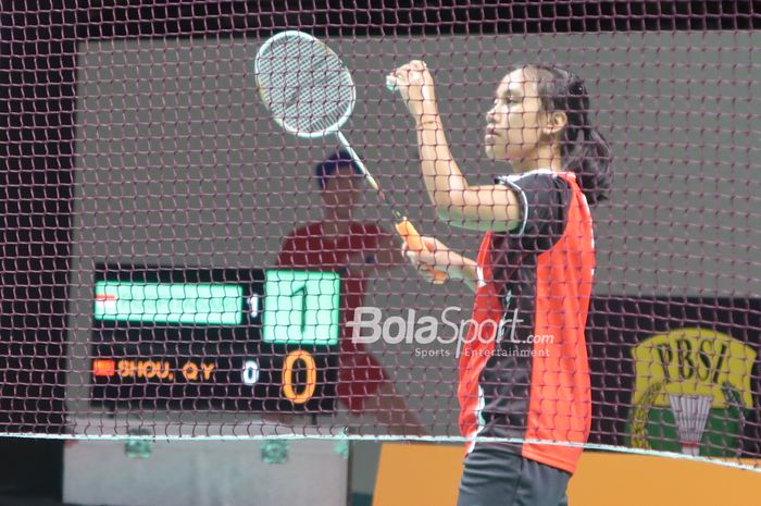 Tunggal putri Indonesia, Mutiara Ayu Puspitasari, melakukan servis saat semifinal Kejuaraan Asia Junior 2023 di GOR Amongrogo, Yogyakarta, 15 Juli 2023.
