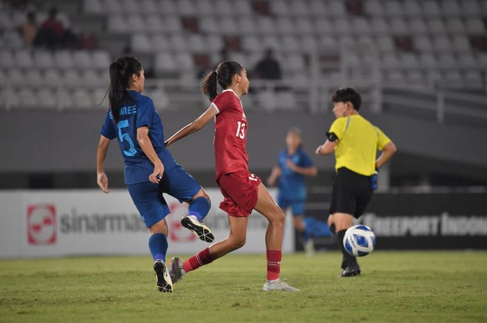 Langkah Timnas U-19 Wanita Indonesia terhenti di babak semifinal usai dikalahkan Thailand 1-7.