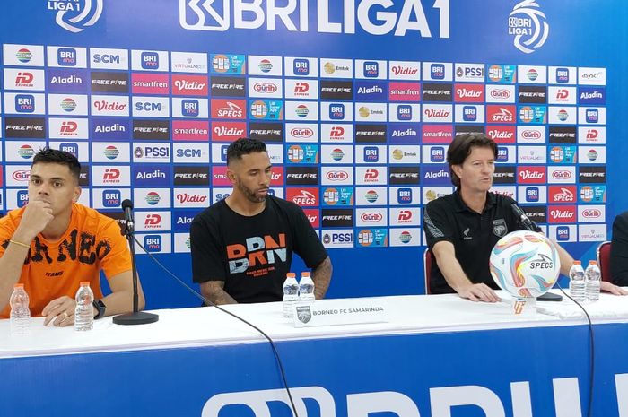 Pelatih Borneo FC, Pieter Huistra, saat memberikan keterangan kepada media setelah pertandingan Liga 1 2023/2024 melawan Persis Solo, Sabtu (15/7/2023).