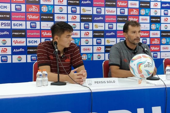 Pelatih Persis Solo, Leonardo Medina, saat memberikan keterangan kepada media setelah laga melawan Borneo FC, Sabtu (15/7/2023).