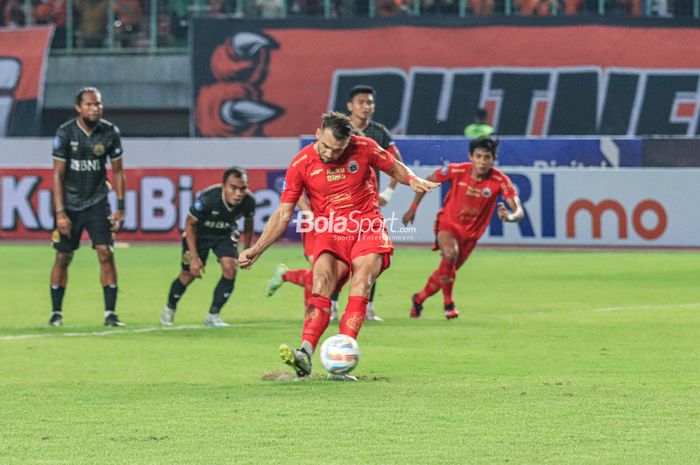Marko Simic sedang menendang penalti dalam laga pekan ketiga Liga 1 2023 antara Persija versus Bhayangkara FC di Stadion Patriot Candrabhaga, Bekasi, Jawa Barat, Minggu (16/7/2023) malam.