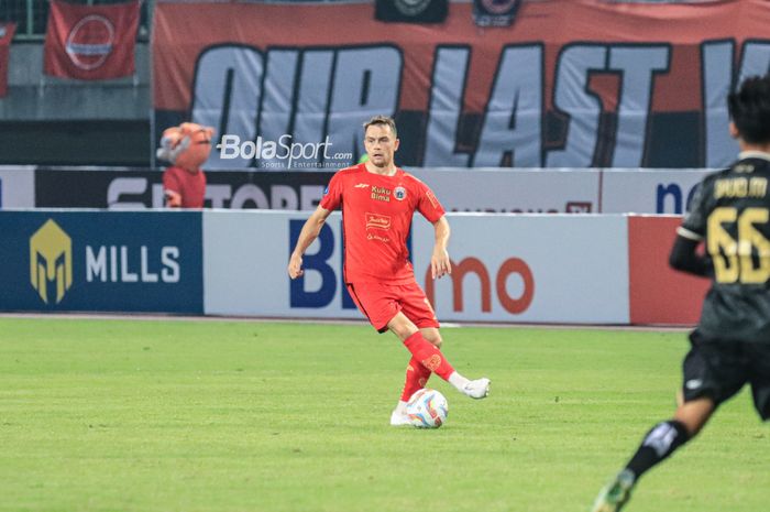 Maciej Gajos sedang menguasai bola saat bertanding dalam laga pekan ketiga Liga 1 2023 antara Persija versus Bhayangkara FC di Stadion Patriot Candrabhaga, Bekasi, Jawa Barat, Minggu (16/7/2023) malam.