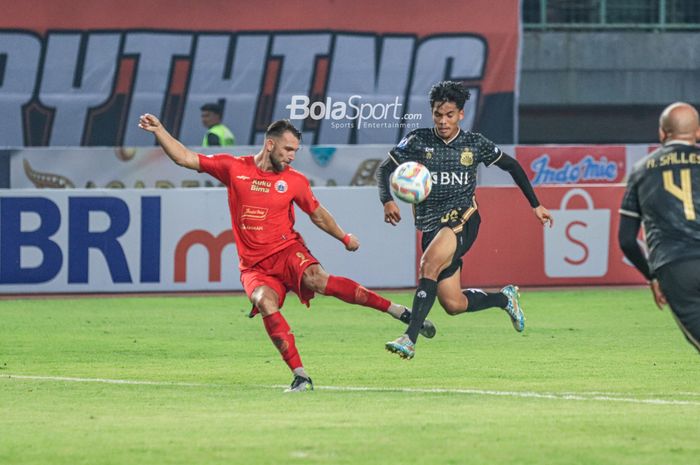 Marko Simic (kiri) sedang berebut bola dengan David Maulana (kanan) saat bertanding dalam laga pekan ketiga Liga 1 2023 antara Persija vs Bhayangkara FC di Stadion Patriot Candrabhaga, Bekasi, Jawa Barat, Minggu (16/7/2023) malam.
