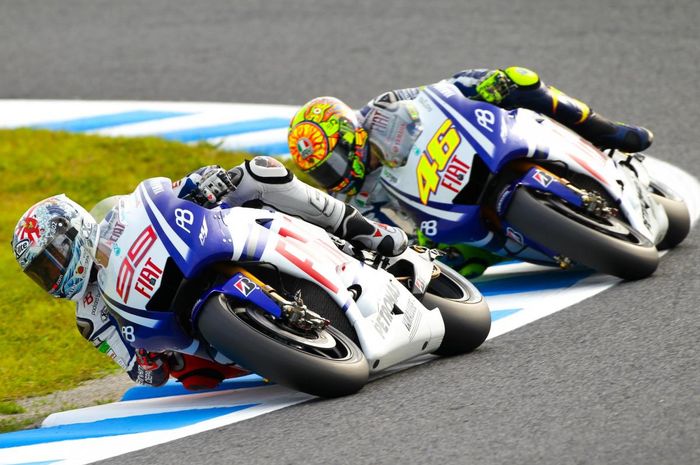 Dua legenda MotoGP, Valentino Rossi dan Jorge Lorenzo saat tampil sebagai rekan setim.