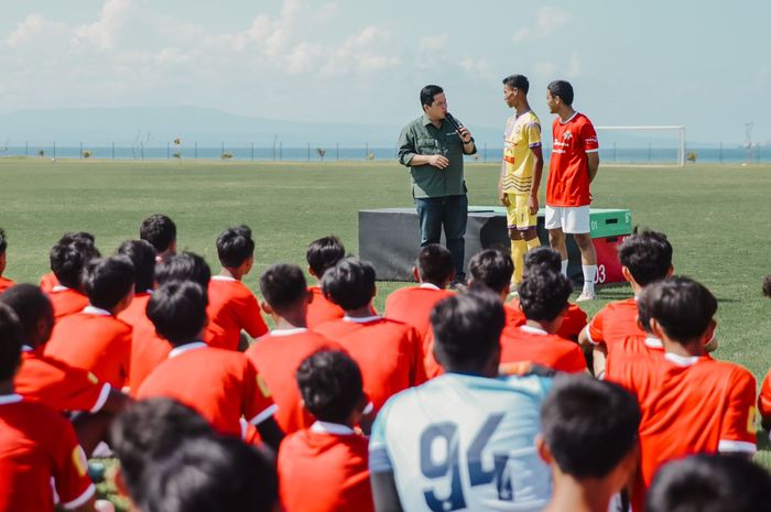 Ketua Umum PSSI, Erick Thohir, saat berbincang dengan para pemain yang tengah ikut menjalani seleksi timnas U-17 Indonesia di Bali United Training Center, Pantai Purnama, Minggu (16/7/2023).