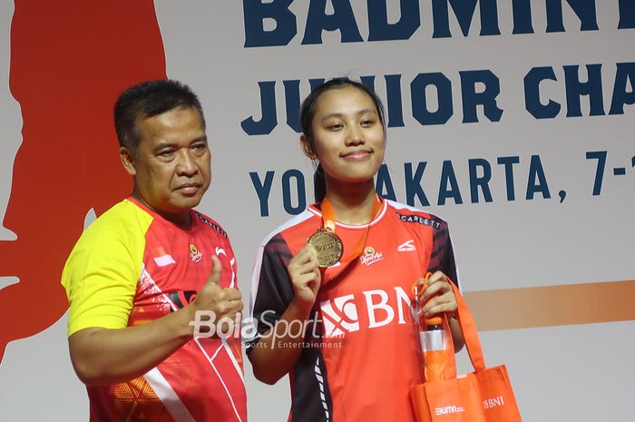 Pelatih tunggal putri pratama Indonesia, Asep Suharno, bersama anak asuhnya, Mutiara Ayu Puspitasari, menunjukkan medali emas setelah final Kejuaraan Asia Junior 2023 di GOR Amongrogo, Yogyakarta, 16 Juli 2023.