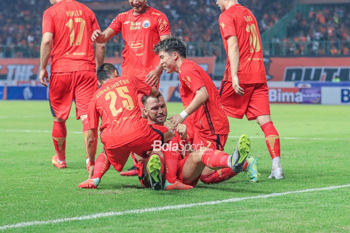 Marko Simic (tengah) sedang melakukan selebrasi seusai mencetak gol dalam laga pekan ketiga Liga 1 2023 antara Persija versus Bhayangkara FC di Stadion Patriot Candrabhaga, Bekasi, Jawa Barat, Minggu (16/7/2023) malam.