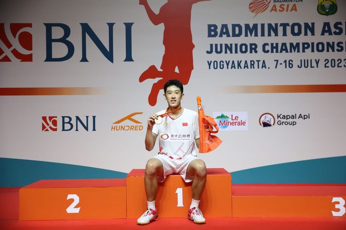 Pebulu tangkis tunggal putra China, Hu Zhe An, di podium juara Kejuaraan Asia Junior 2023 di GOR Among Rogo, Yogyakarta, Minggu (16/7/2023).