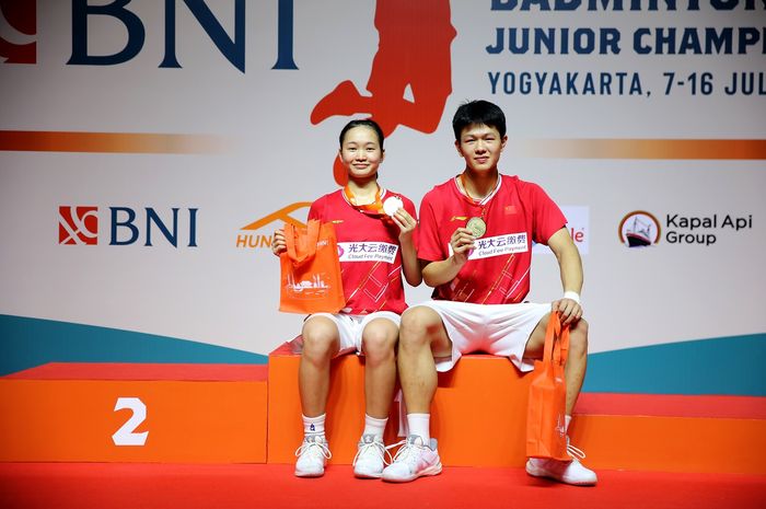 Podium ganda campuran China, ZHU Yi Jun/HUANG Ke Xin pada Kejuaraan Asia Junior 2023, di GOR Amongraga, Yogyakarta, Minggu (16/7/2023).