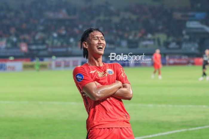 Akbar Arjunsyah melakukan selebrasi seusai mencetak gol dalam laga pekan ketiga Liga 1 2023 antara Persija versus Bhayangkara FC di Stadion Patriot Candrabhaga, Bekasi, Jawa Barat, Minggu (16/7/2023) malam.
