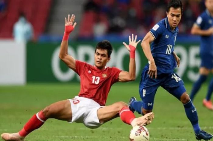 Chanathip Songkrasin bersaing dengan pemain Timnas Indonesia Rachmat Irianto pada final leg kedua Piala AFF 2020 di Singapura, 1 Januari 2022.