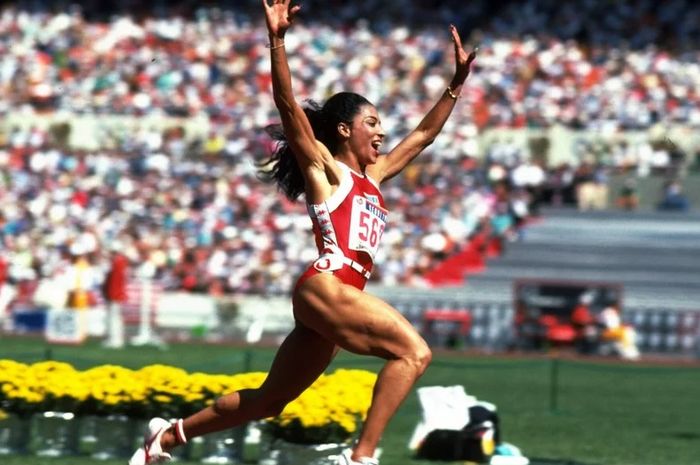 Atlet asal Amerika Serikat, Florence Griffith Joyner, mengukir rekor 10,49 detik dalam nomor lari 100 meter pada tahun 1988.