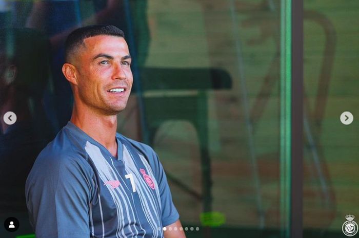 Cristiano Ronaldo menikmati istirahatnya di sela-sela latihan Al-Nassr, 13 Juli 2023.