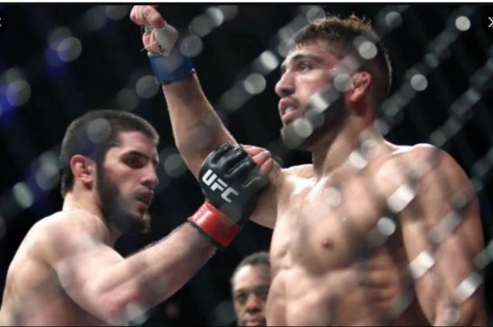 Sosok yang pertama kali banting Islam Makhachev di UFC, Arman Tsarukyan (kanan) dapat cap petarung cupu.