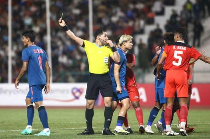 Konfederasi Sepak Bola Asia (AFC) resmi memberikan hukuman kepada Indonesia dan Thailand menyusul aksi tawuran di final SEA Games 2023.