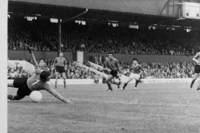 Pemain Korea Utara, Pak Doo-ik, mencetak gol ke gawang Italia di Piala Dunia 1966 pada 19 Juli 1966.